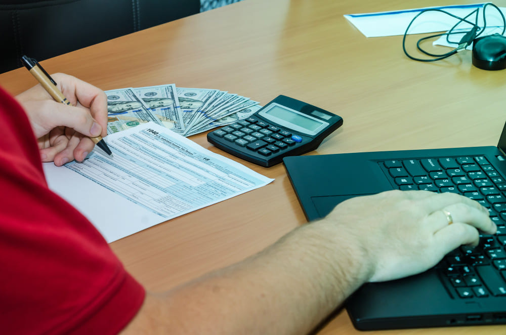 Oficina moderna del Banco Industrial con asesores atendiendo clientes para créditos