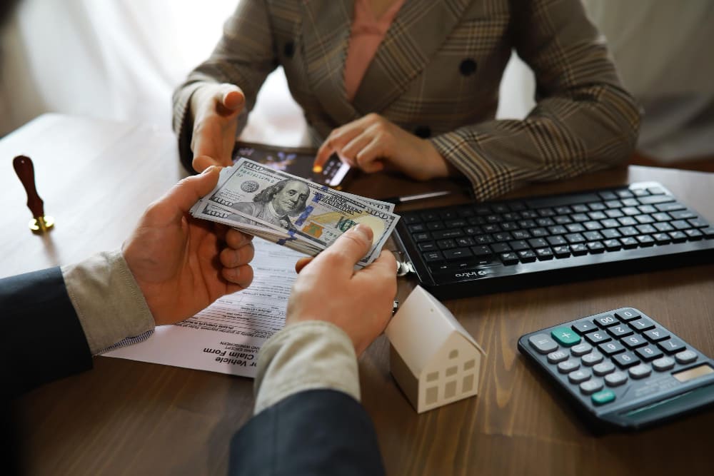 Perhe tutustumassa S-Bankin luottoratkaisuihin tabletilla